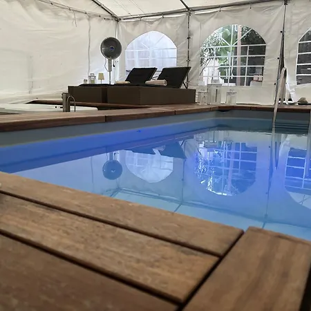 Domus Aquae & Wellness بيت ضيافة 4*